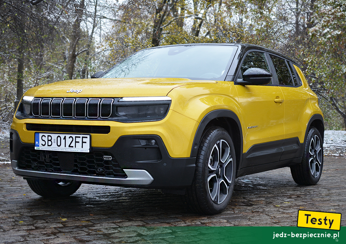 Testy - Jeep Avenger - przód auta w wersji z silnikiem benzynowym, nadwozie w kolorze SUN z opcjonalnym czarnym dachem