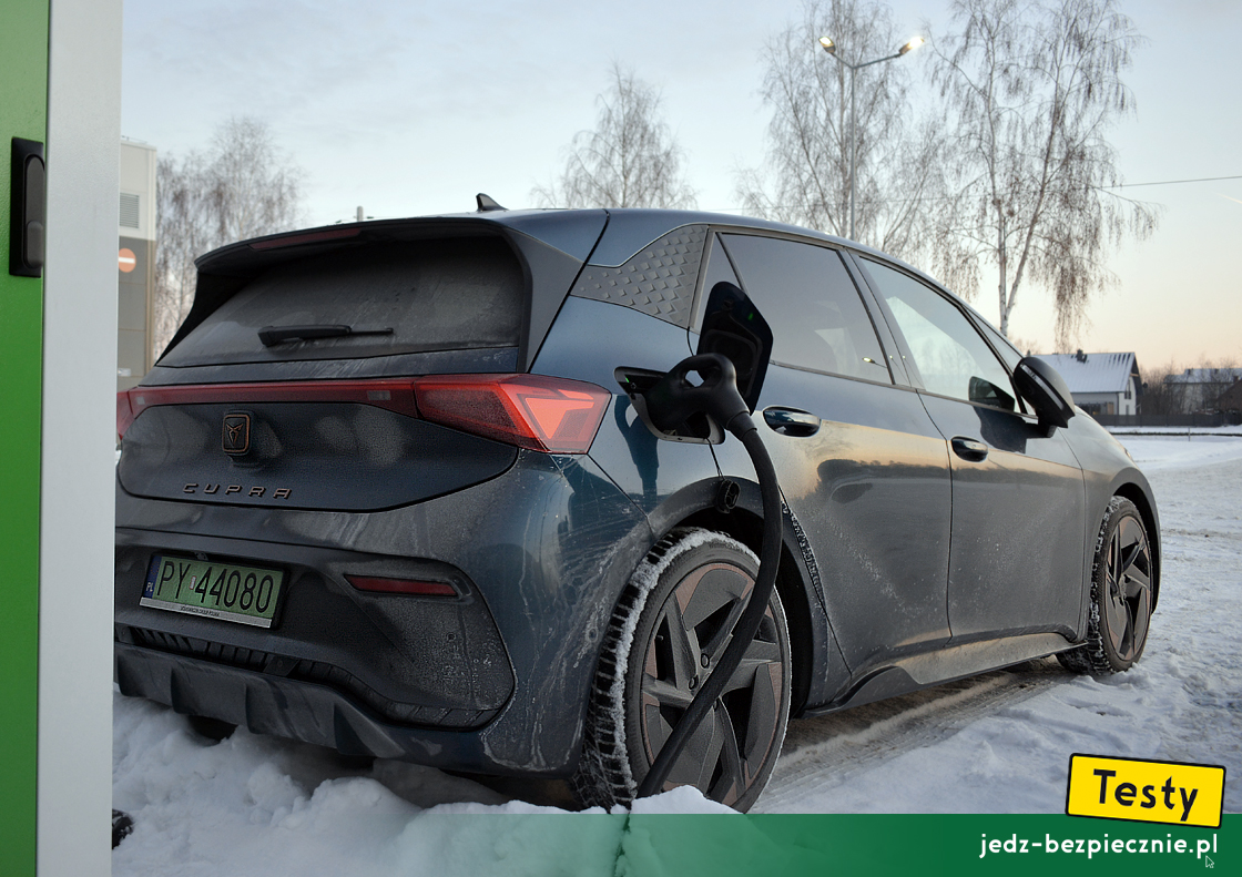Testy - Cupra Born 77 kWh - tył auta podczas ładowania