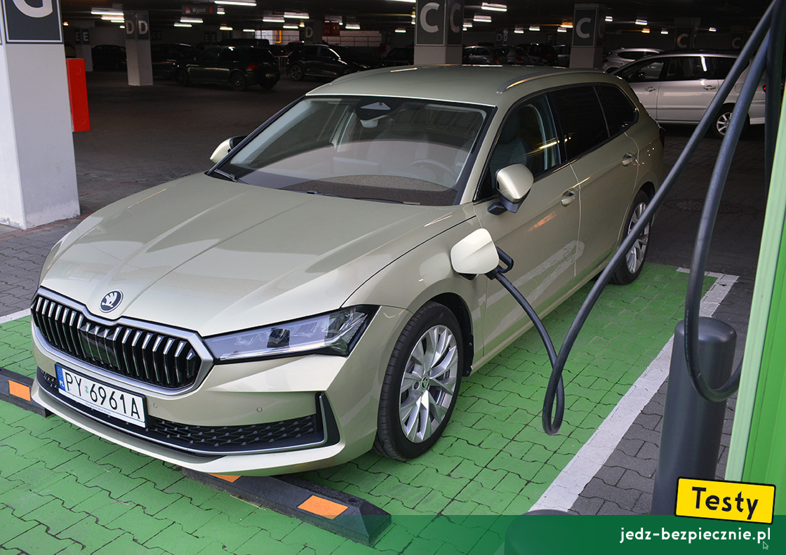 TESTY | Skoda Superb IV kombi plug-in | przód auta podczas ładowania prądem stałym 50 kW
