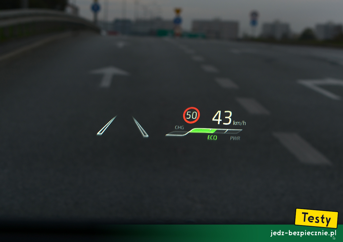 Testy - Toyota Corolla Touring Sports XII Hybrid - plusy i minusy - wyświetlacz HUD