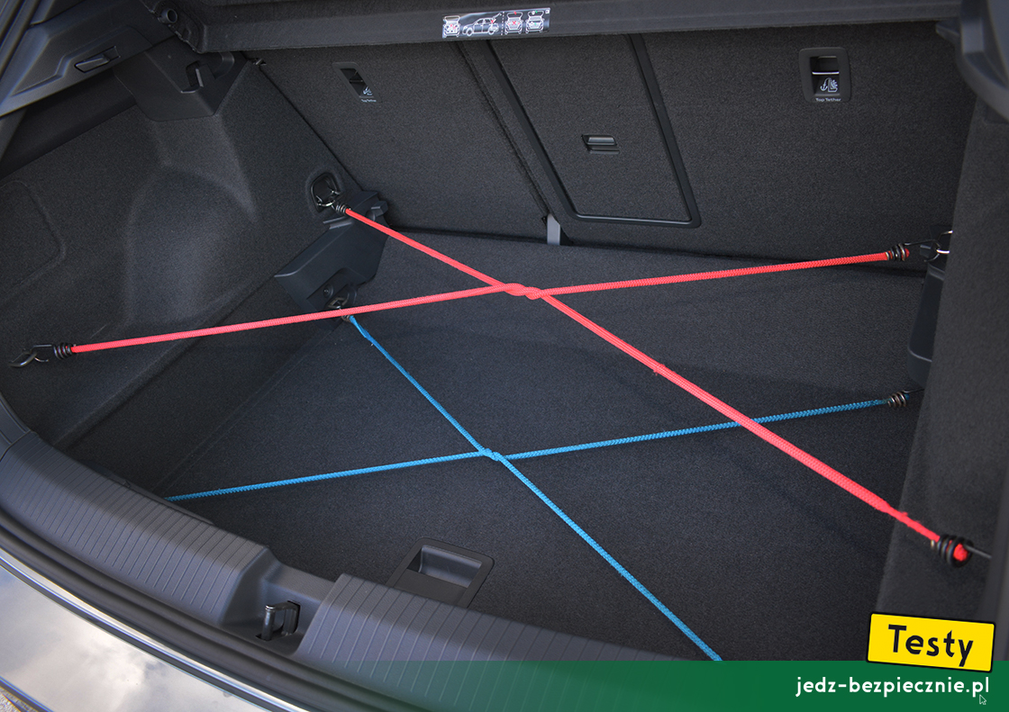 Testy - Volkswagen T-Roc - plusy - system mocowania w bagażniku