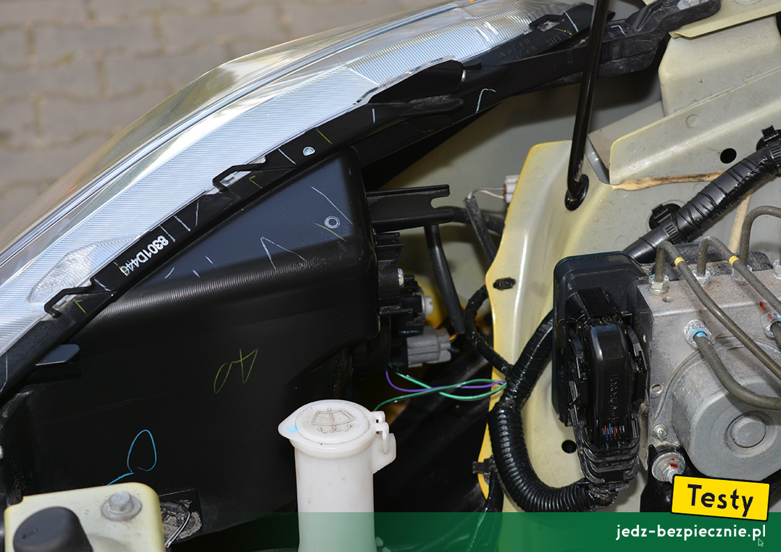Testy - Mitsubishi Space Star fl 2020 - podsumowanie testu, dostęp do gniazd żarówek w reflektorach