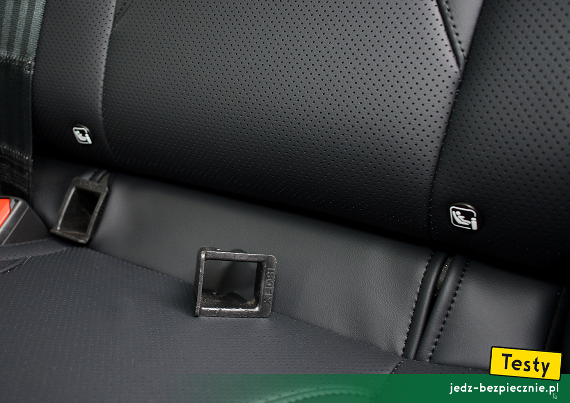 Testy - Ford Mustang Mach-E - sposób schowania mocowań Isofix