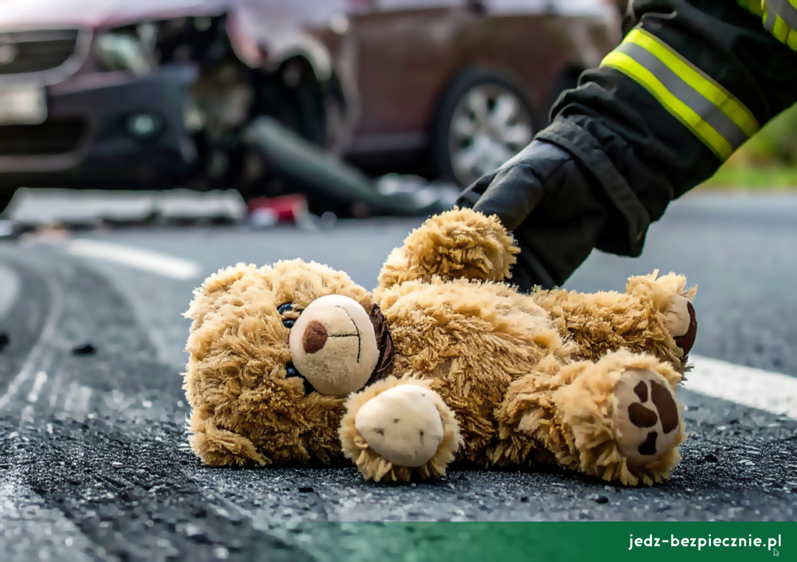 Wypadek drogowy z udziałem dziecka, miś na jezdni | Jedź Bezpiecznie